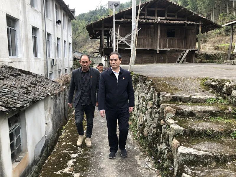 专题专栏 2020新春走基层 正文 2月23日,泰宁县委书记张春华采取"四不