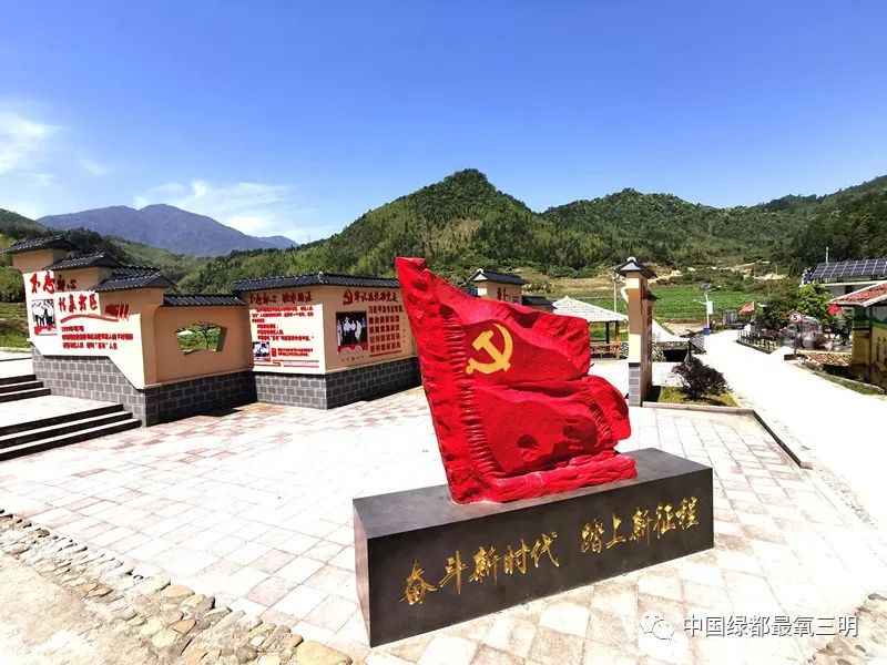将废弃的公路养护道班房改建为红军食堂和红色文化展厅,行走在村子里