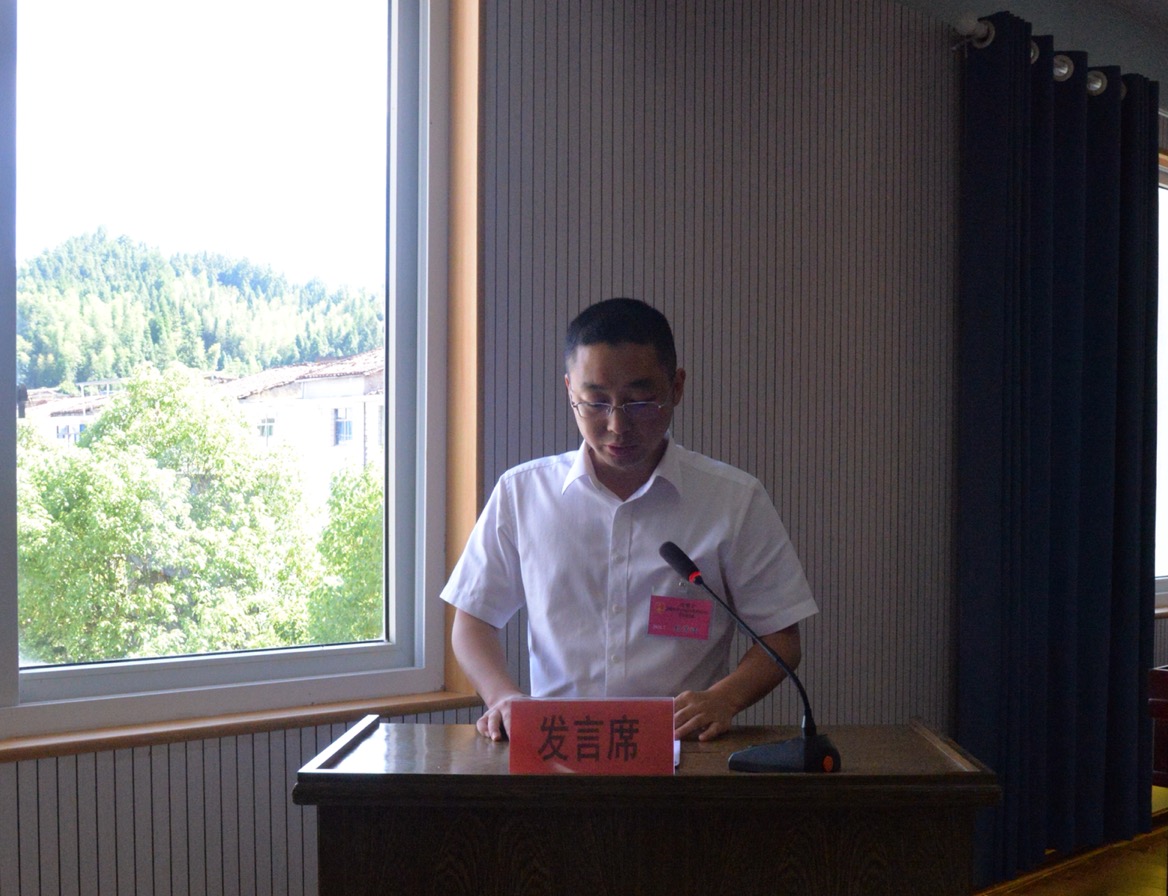 乡长人选童建辉同志作政府工作报告